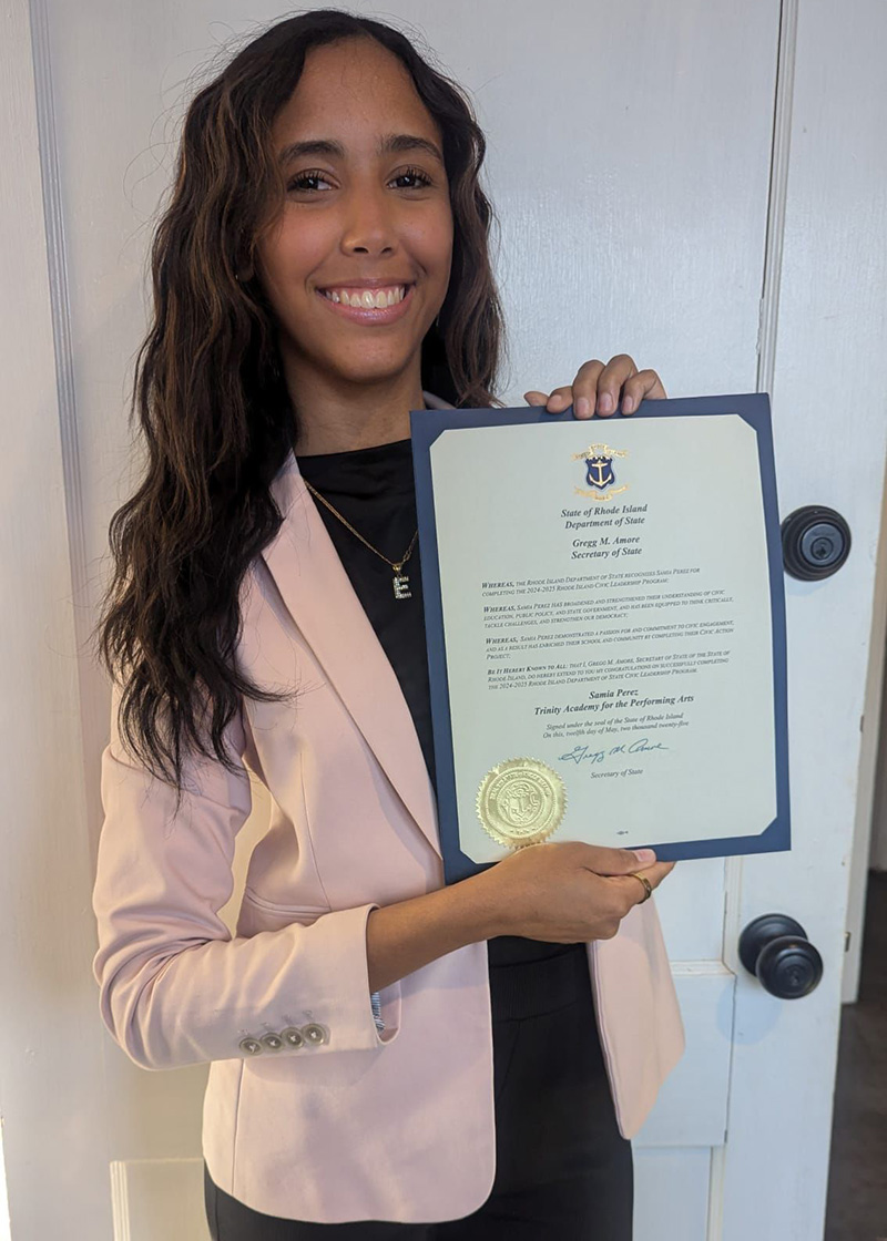 Samia Perez holding an award