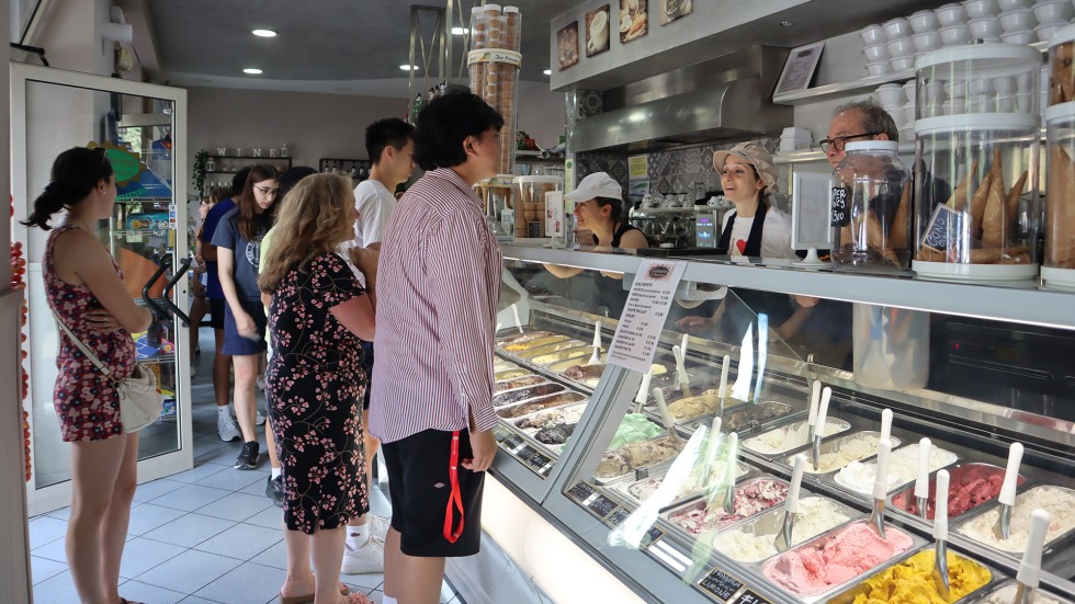 BEE Rome students ordering gelato in a shop